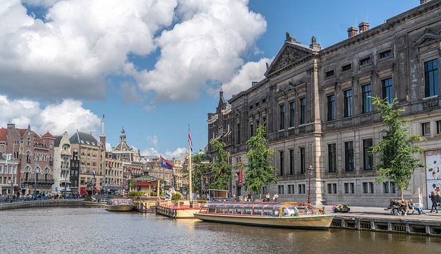 Geniet van een onvergetelijke borrel op het water in Amsterdam